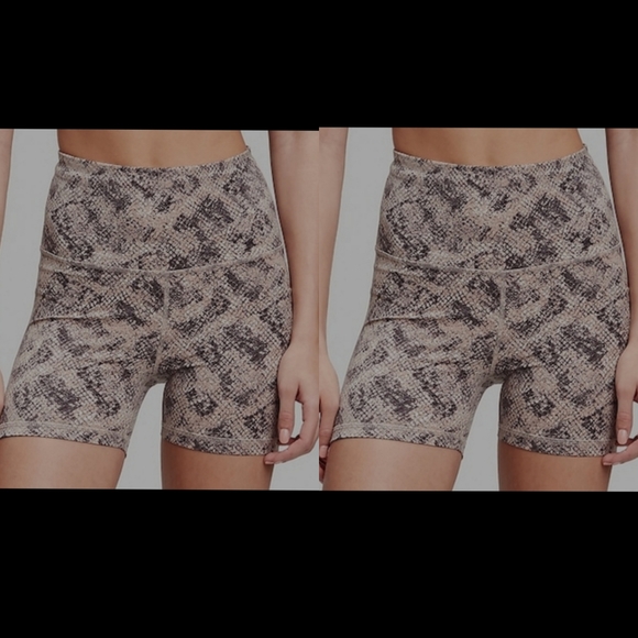 2 - GapFit Sky-High Eclipse Bike short Shorts - Picture 1 of 2